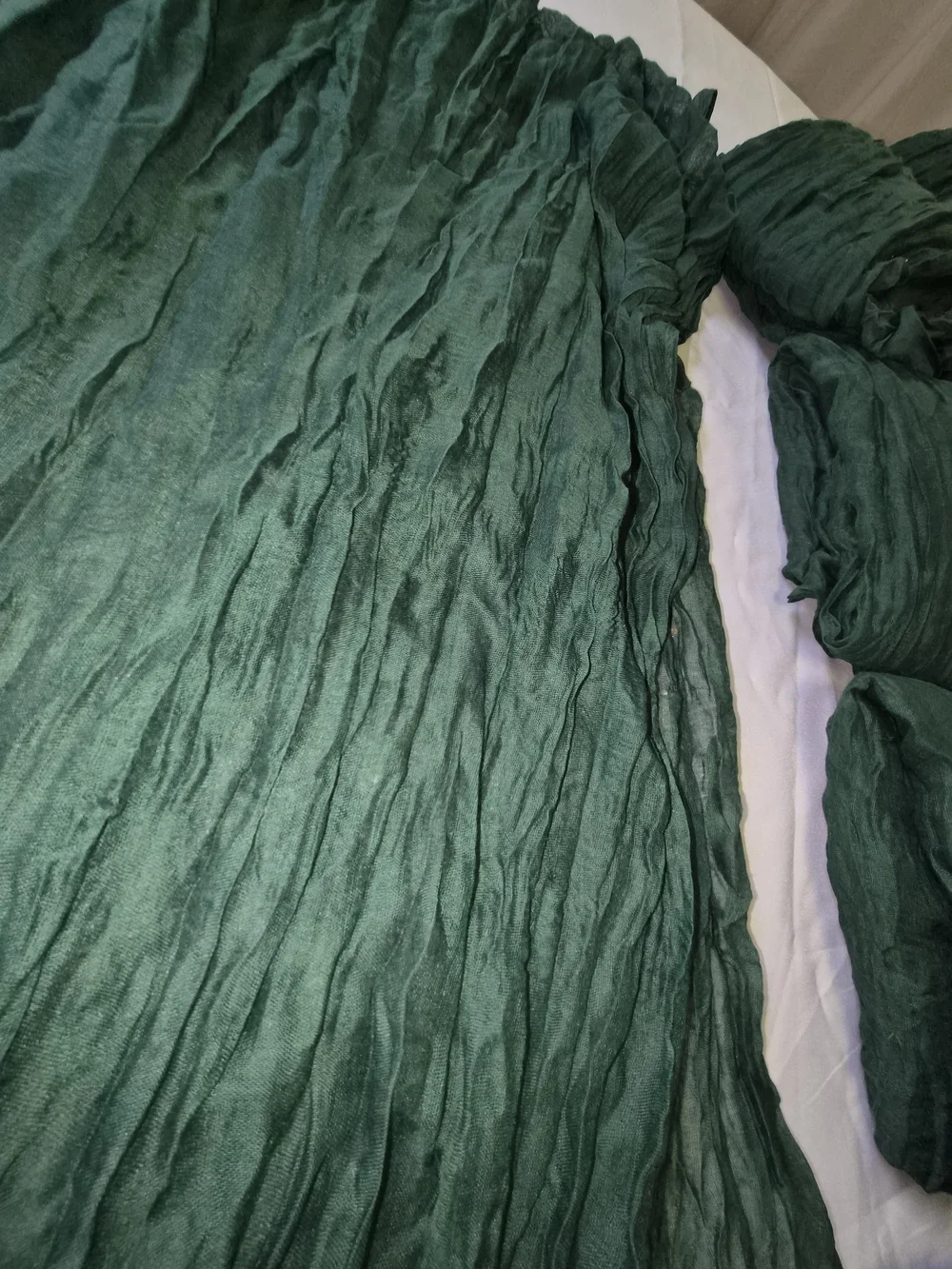 Crinkled Table Runners Emerald Green 12 Ct